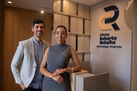 Ambiente da recepção da Clínica Roberto Botelho com a marca na parede